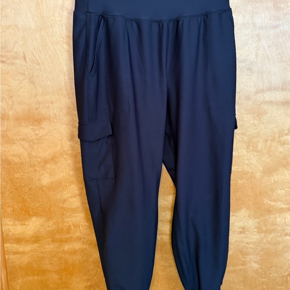 Old Navy Active Powersoft Jogger in Black - Picture 3 of 5